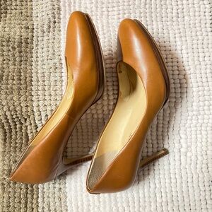 IVANKA TRUMP tan heeled pump.